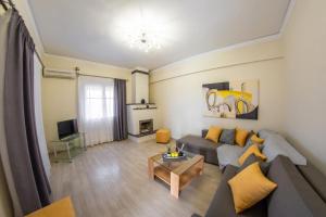 Televízia a/alebo spoločenská miestnosť v ubytovaní Eleonas Holiday Home Apartment