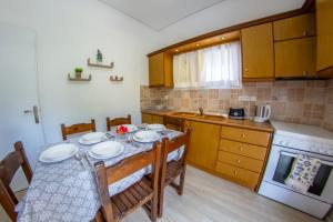 Η κουζίνα ή μικρή κουζίνα στο Eleonas Holiday Home Apartment
