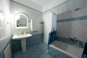 Kúpeľňa v ubytovaní Eleonas Holiday Home Apartment + 37 fotografií