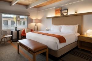カリストガにあるDr Wilkinsons Backyard Resort and Mineral Springs a Member of Design Hotelsの大きなベッドと椅子が備わるホテルルームです。