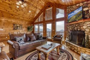 Μια τηλεόραση ή/και κέντρο ψυχαγωγίας στο Mountain 4 Miles, Hot Tub, Amazing Views, 560 FREE tickets each paid day!!!