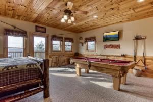 Φωτογραφία από το άλμπουμ του Mountain 4 Miles, Hot Tub, Amazing Views, 560 FREE tickets each paid day!!! σε Sevierville