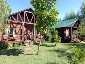 a log cabin with a yard in front of it at Cabañas Iremía in Uribelarrea