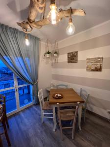 a dining room with a table and chairs and a window at Shabby House FDM in Forte dei Marmi