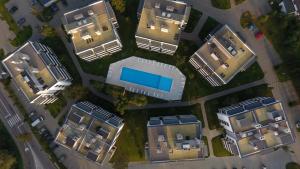 una vista aérea de las casas de una ciudad en SandLand - Rezydencja Ustronie Morskie - Apartamenty, en Ustronie Morskie