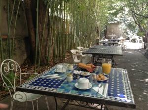 モンペリエにあるHotel Acapulcoのピクニックテーブル(食べ物、飲み物付)