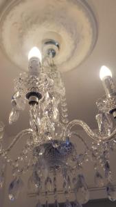 una lámpara de araña de cristal colgando del techo en Boutique Family House LA, en Füssen