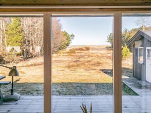 una ventana con vistas al campo desde una casa en 4 person holiday home in L s en Læsø