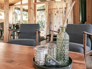 un jarrón de cristal en una bandeja sobre una mesa en 4 person holiday home in L s en Læsø
