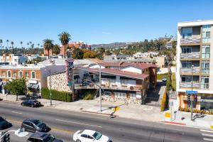 una vista aérea de una calle de la ciudad con edificios en Hollywood Downtowner Inn en Los Ángeles