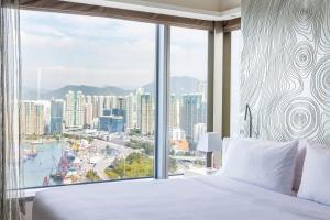 Кровать или кровати в номере W Hong Kong