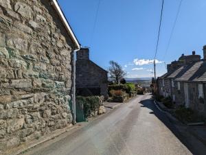una calle vacía en un viejo edificio de piedra en Cosy, coastal cottage in Snowdonia en Harlech