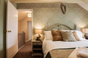 Postel nebo postele na pokoji v ubytování Cosy, coastal cottage in Snowdonia