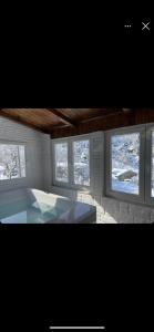 帕弗蘭尼的住宿－FOREST VIEW ELISAVET，客房设有3扇窗户和白色浴缸。