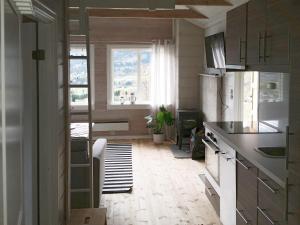 cocina con fregadero y fogones horno superior en 7 person holiday home in RSTA BRUNGOT, en Ørstavik
