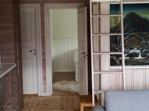 une chambre avec une porte s'ouvrant sur une chambre avec un étage dans l'établissement 7 person holiday home in RSTA BRUNGOT, à Ørstavik