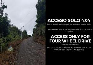 une affiche d’un chemin de terre accessible uniquement pour les quatre roues motrices dans l'établissement Escapadita al Bosque, à San Isidro