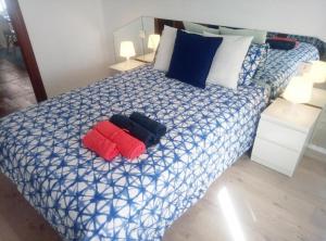 a bedroom with a bed with two pillows on it at Céntrico apartamento de dos dormitorios, amplio y luminoso in Plasencia