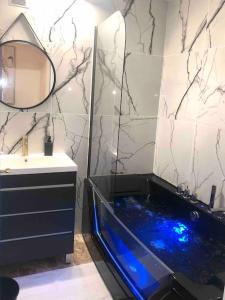 Ένα μπάνιο στο Le Canet - Appartement entier 75 m2 sur Orléans +43 φωτογραφίες