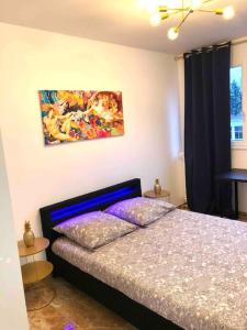 Ένα ή περισσότερα κρεβάτια σε δωμάτιο στο Le Canet - Appartement entier 75 m2 sur Orléans