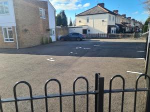un'auto parcheggiata in un parcheggio accanto a un edificio di 6 Bed sleeps 7, 1 mile from M54 i54 Jaguar Land Rover MOOG a Wolverhampton