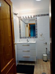 een badkamer met een witte wastafel en een spiegel bij Mar Menor, La Manga Strip/Best view + Pool in San Blas