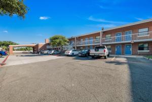 un estacionamiento frente a un edificio en Motel 6-Plano, TX - Plano Northeast, en Plano