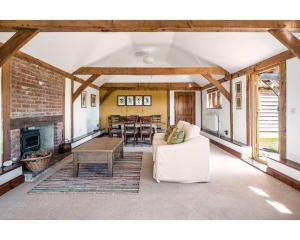 拉德斯托克的住宿－Huish Lodge，客厅配有白色沙发和壁炉