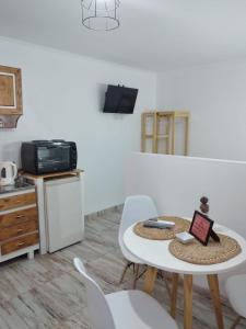 ein Wohnzimmer mit einem Tisch und Stühlen in der Unterkunft Moroty in Posadas