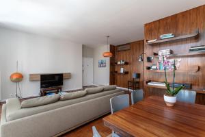 un soggiorno con divano e tavolo di Unhotel - Apartamento Familia Design Ipanema, - Perto da Praia a Rio de Janeiro
