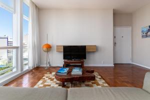 un soggiorno con divano e TV a schermo piatto di Unhotel - Apartamento Familia Design Ipanema, - Perto da Praia a Rio de Janeiro