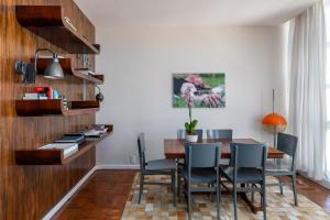 una sala da pranzo con tavolo e sedie di Unhotel - Apartamento Familia Design Ipanema, - Perto da Praia a Rio de Janeiro