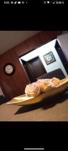 een bord eten met rozen op tafel bij Casa Pueblo bonito in Bernal