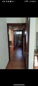 a hallway with a door open to a bedroom at Casa Pueblo bonito in Bernal
