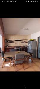 a living room with a table and chairs and a kitchen at Casa Pueblo bonito in Bernal