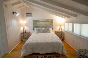 a bedroom with a large white bed with two lamps at Peaceful Getaway in Studio City in Los Angeles