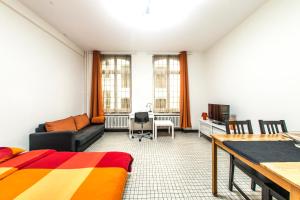 A seating area at Rentbynight Aparthotel