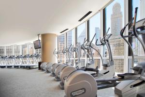 szereg urządzeń do ćwiczeń wysiłkowych w siłowni w obiekcie Trump International Hotel & Tower Chicago w Chicago