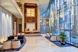 eine Lobby mit Sofas und Pflanzen in einem Gebäude in der Unterkunft Trump International Hotel & Tower Chicago in Chicago