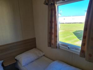 Kleines Zimmer mit einem Fenster und einem Bett in der Unterkunft 8 Berth The Chase Ingoldmells (Horizon) in Ingoldmells