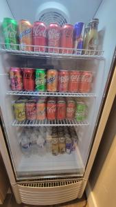 einen Kühlschrank mit vielen Getränken und Soda in der Unterkunft SureStay Hotel by Best Western Chula Vista San Diego Bay in Chula Vista