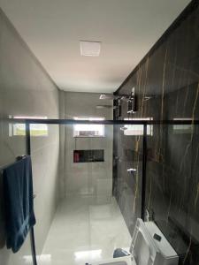 a bathroom with a shower and a toilet and a sink at Apartamento em Capitólio in Capitólio