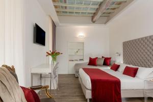 1 dormitorio con 2 camas, mesa y sofá en Hotel Navona en Roma