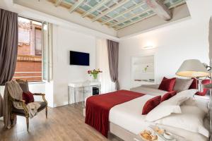 sypialnia z łóżkiem z czerwonym kocem w obiekcie Hotel Navona w Rzymie