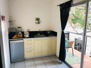 Η κουζίνα ή μικρή κουζίνα στο Ocean Lovers Hostel & Apartments