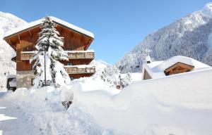a ski lodge covered in snow in the mountains at Chalet Bouquetin- Bellecôte 28 to 34 people in Champagny-en-Vanoise