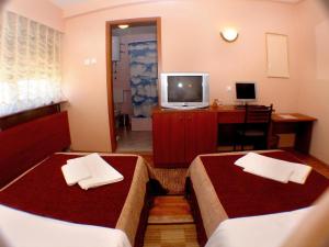 Room in Guest room - Hotel Square Skopje Macedonia TV 또는 엔터테인먼트 센터