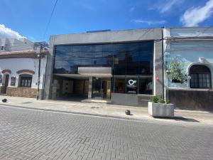 een groot glazen gebouw in een stadsstraat bij Departamento Salta Nuevo Encuentro in Salta