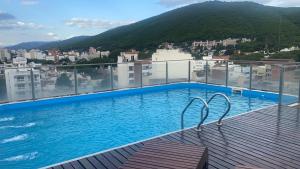 een zwembad op het dak van een gebouw bij Departamento Salta Nuevo Encuentro in Salta