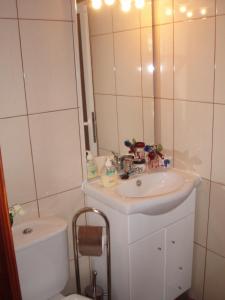 ein Badezimmer mit Waschbecken und Toilette in der Unterkunft Mountain View Villa in São Vicente